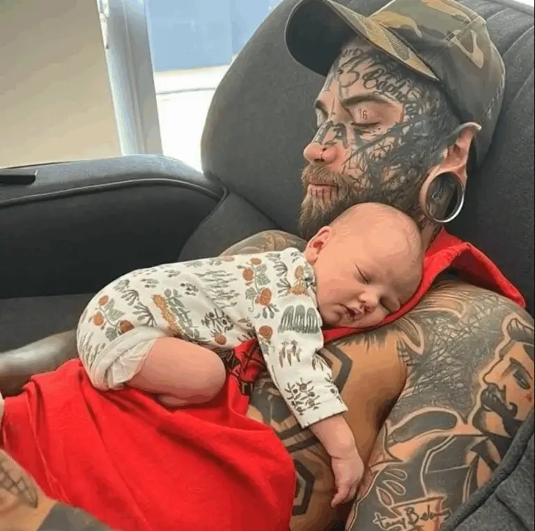 Dad with a body fully covered in tattoos decides to transform his appearance – Here’s why