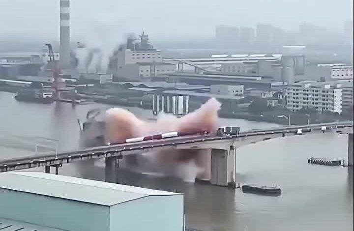 Highway Collapse at a Construction Site Leaves Workers Racing to Safety